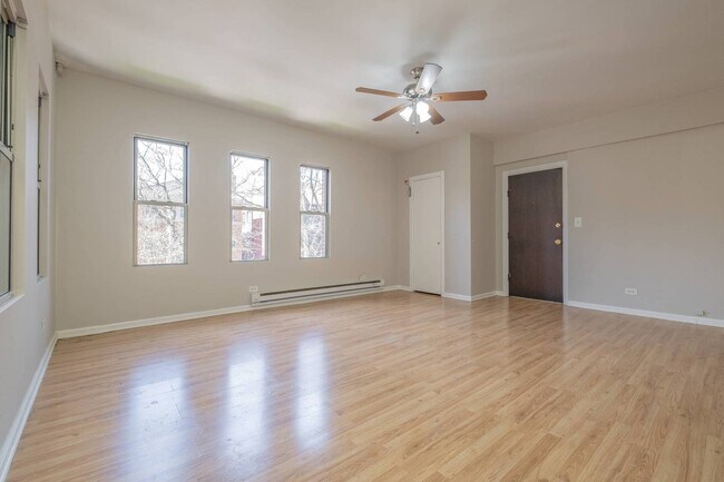 Building Photo - 5511 N Kenmore Ave