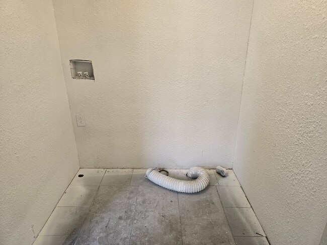 Building Photo - 2 Bedroom 1 Bath $1150.00