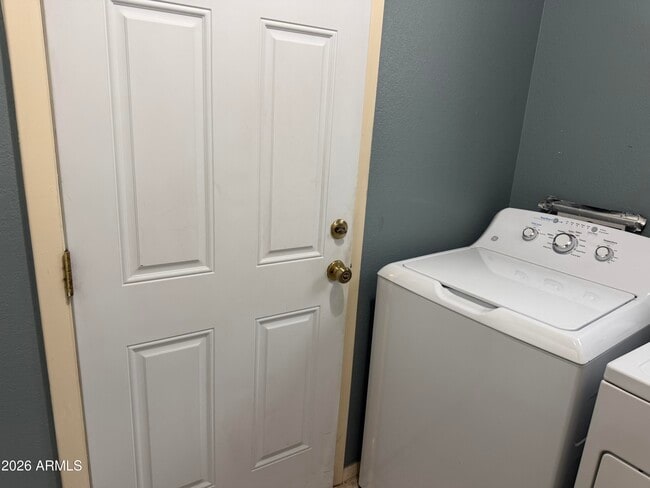 Building Photo - 7126 W Sunnyside Dr