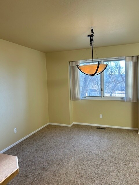 Building Photo - 3670 Point Dr