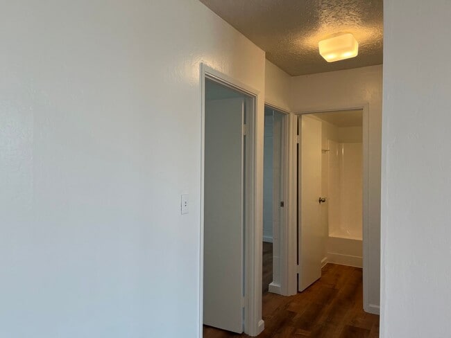 Building Photo - Nahoa Apartments - 2 bedrooms, 1 bath unit w/ 1 parking stall - Avail now!
