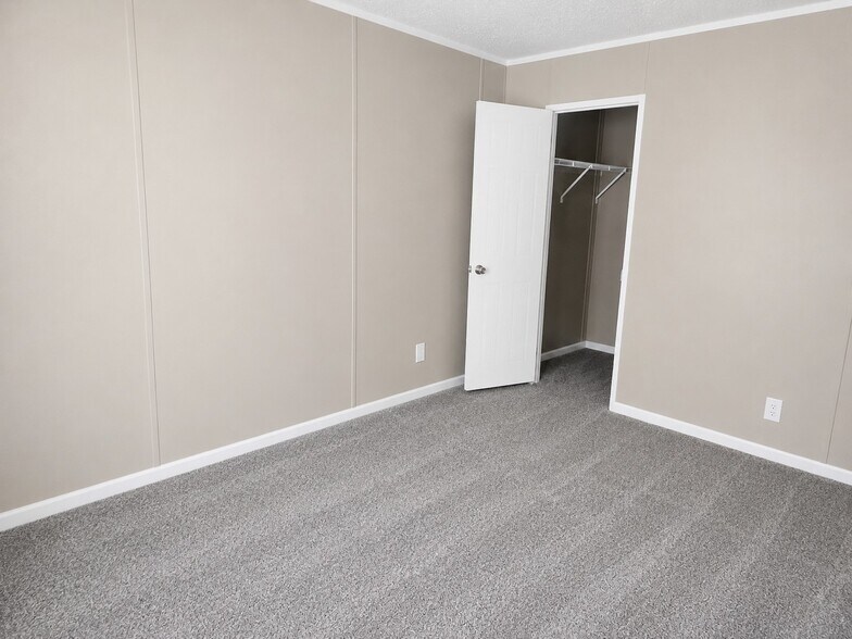 Building Photo - 2914 Vern Dr