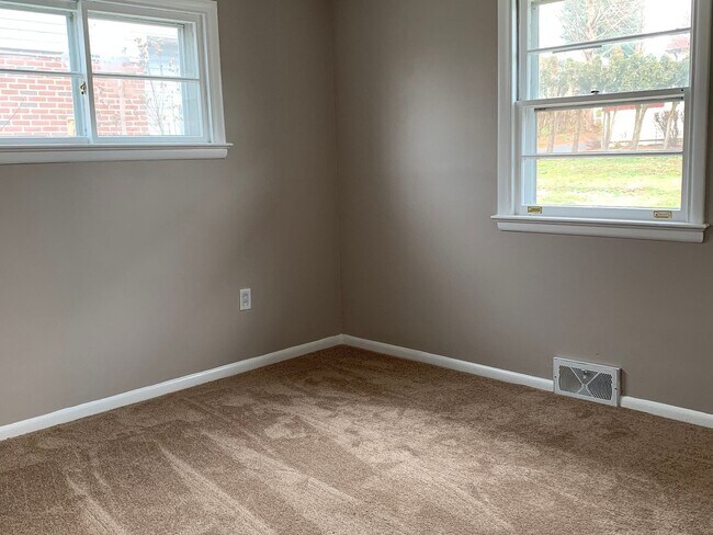 Building Photo - 525 Hilton Dr