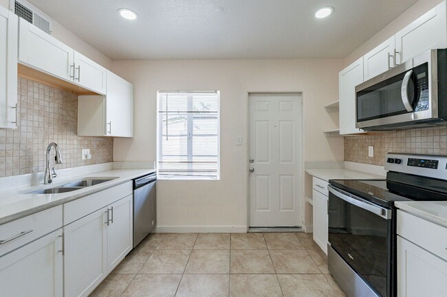 Building Photo - Two Bedrooms - Central Phoenix!