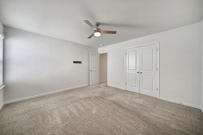 Building Photo - Beautiful 4 Bed 2 and a Half Bath Home in Charlotte!