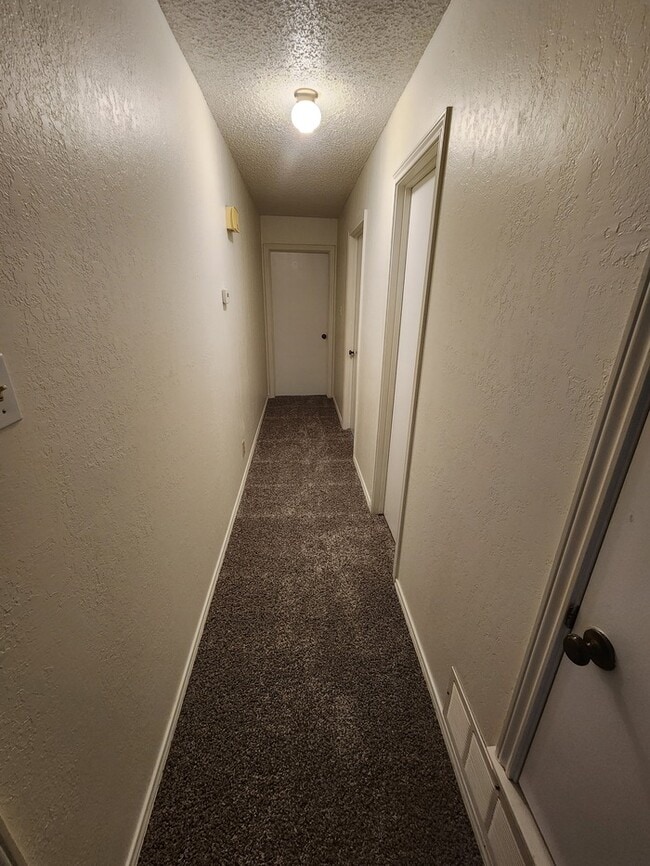 Building Photo - 3 bed 2 bath duplex