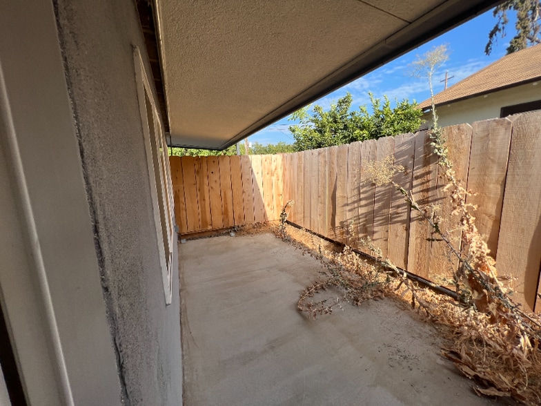 Building Photo - 934 N Van Ness Ave