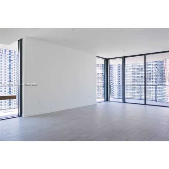 Building Photo - 1000 Brickell Plz