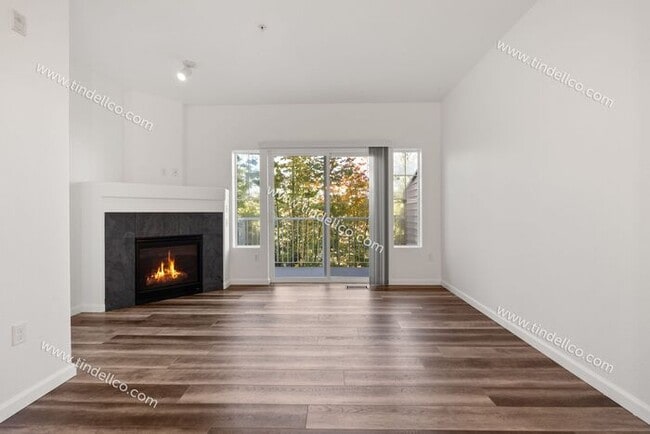 Building Photo - Charming Townhome w/ Fireplace, Balcony & ...