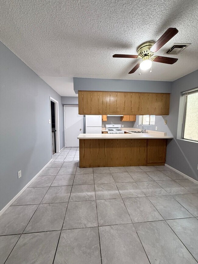 Building Photo - 3 bedrooms, 2 bathrooms Townhouse