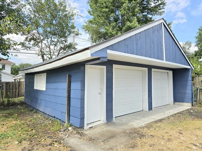 Building Photo - Charming 5-Bedroom House on the West Side ...