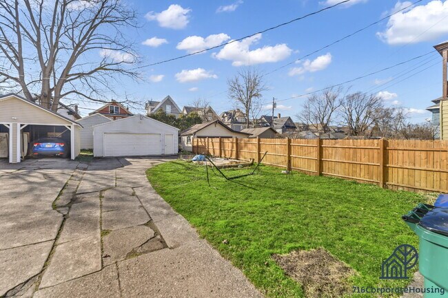 Building Photo - Furnished 3-Bedroom Lower Apartment on Delaware Ave