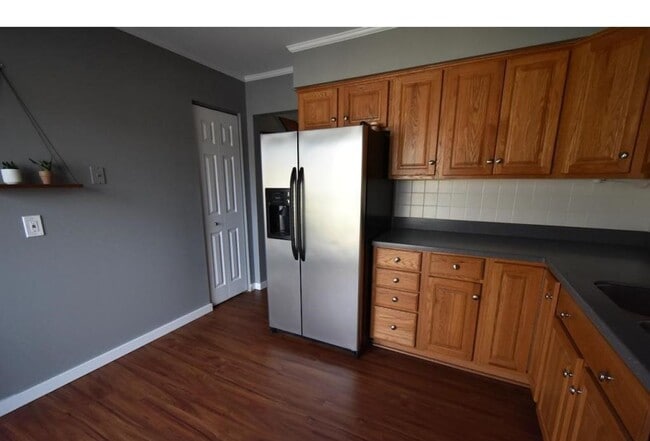 Building Photo - Spacious townhome- 3 bed/2.5ba -Community Pool! SLP- Available May 1