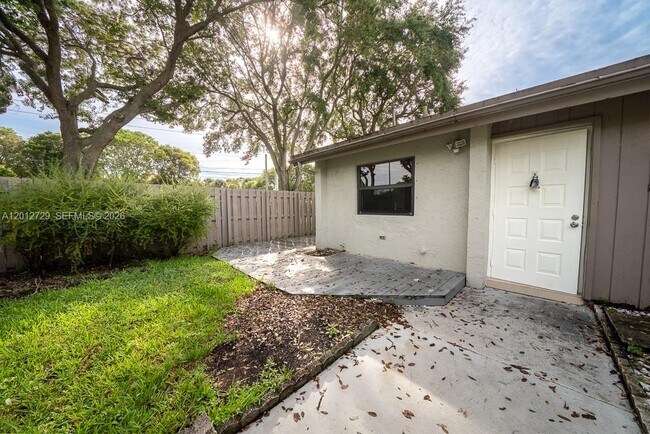 Building Photo - 11000 SW 112th Ave