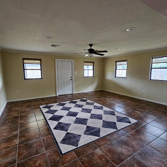 Building Photo - 106 E Garden Dr