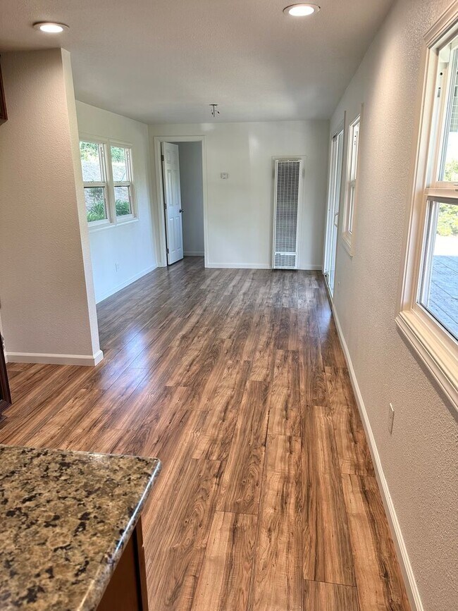 Building Photo - Beautiful 2 Bedroom 1 Bath Single Family Home Available 04/06/26