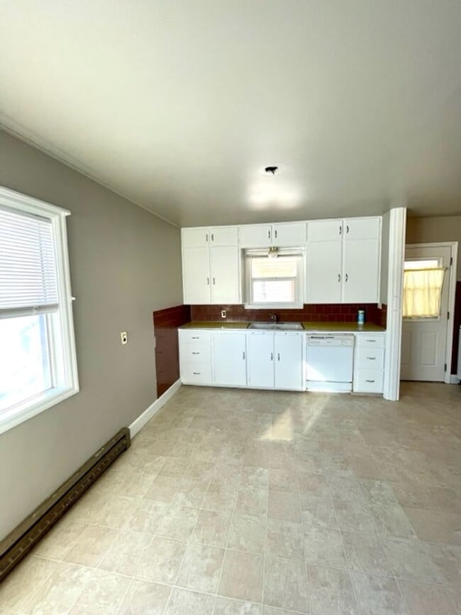 Building Photo - Charming Downtown Redmond Home with Huge Fenced Yard & Garage!