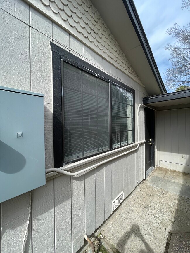 Building Photo - 817 Lake Ave