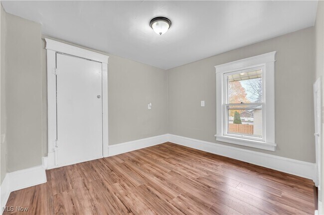 Building Photo - 1296 W Wilbeth Rd