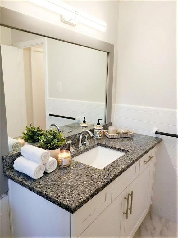 Building Photo - 2356 Valley View Dr SE