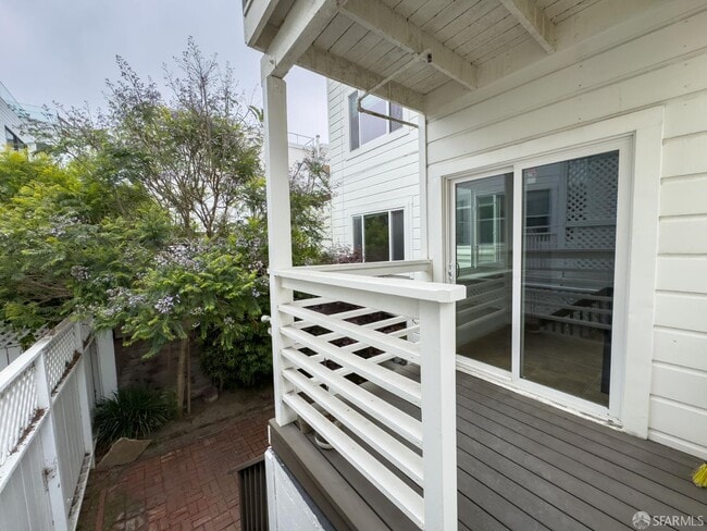 Building Photo - 31 Pixley St