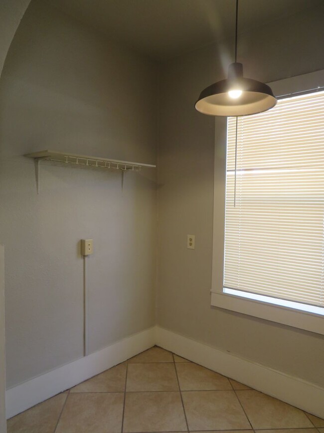 Building Photo - Clean 2 Bedrooms 1 Bath Close to NMSU