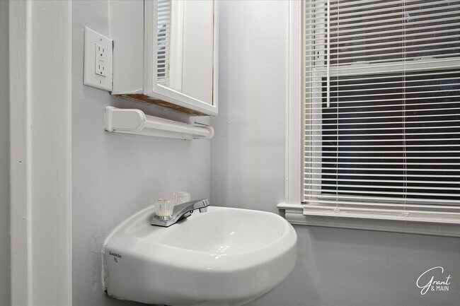 Building Photo - $1300 3 bedroom