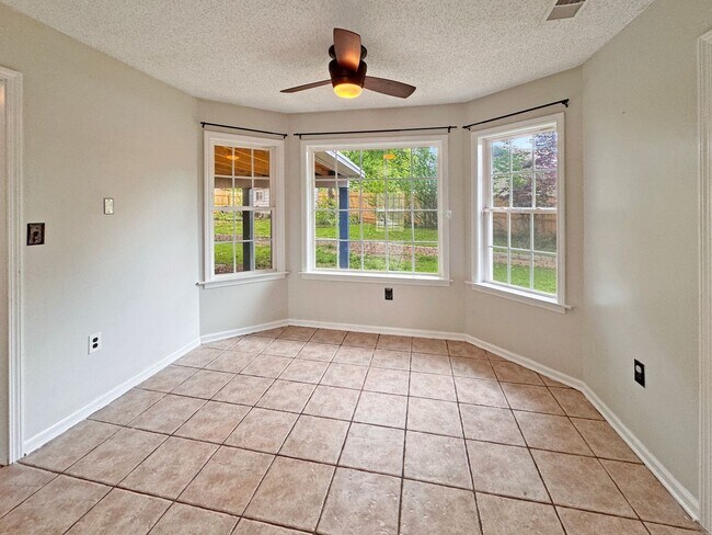 Building Photo - Spacious 3 bedroom 2 bath in Cordova