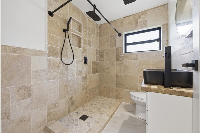 Building Photo - 2529 Rainbow Dr