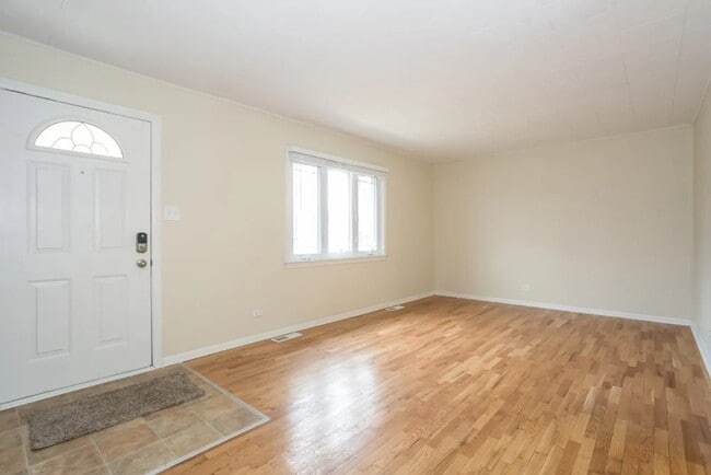 Building Photo - 8441 Lockwood Ave