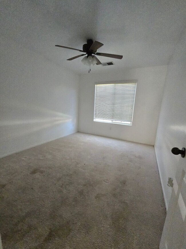 Building Photo - 3 BR 2 BA Available Now