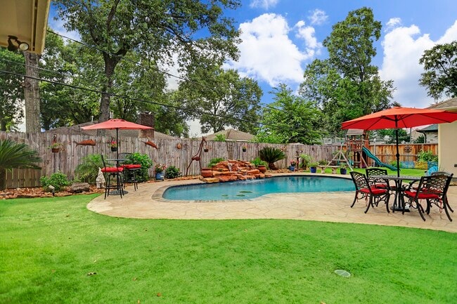Building Photo - 1611 Lynnview Dr