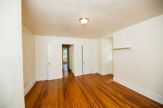 Building Photo - 2026/2027 JHU Off-Campus 5bd/3ba Charles Village w/ W/D & parking!.. Available 6/9/26