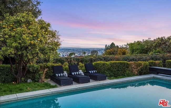 Building Photo - 1514 Sunset Plaza Dr