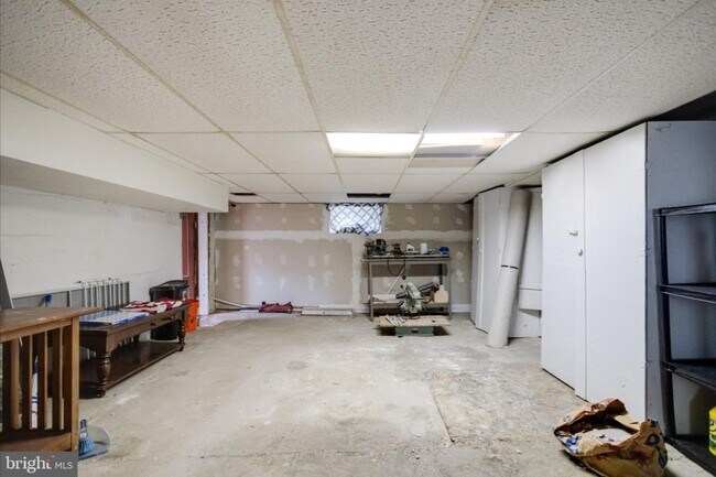 Building Photo - 905 Regester Ave