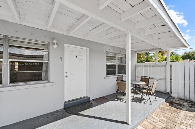 Primary Photo - 1127 NE 5th Ave