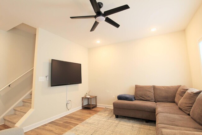 Building Photo - "Impressive 3-Bed Townhouse with Fenced in...