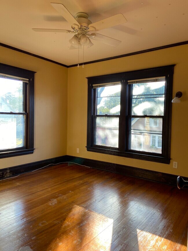 Master bedroom with closet - 40 WEIDER ST