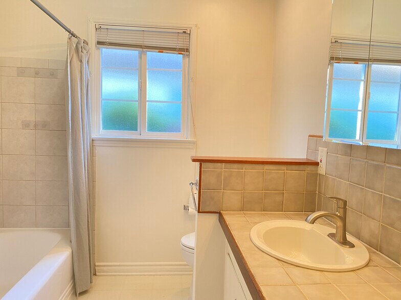 Building Photo - 5460 Kester Ave