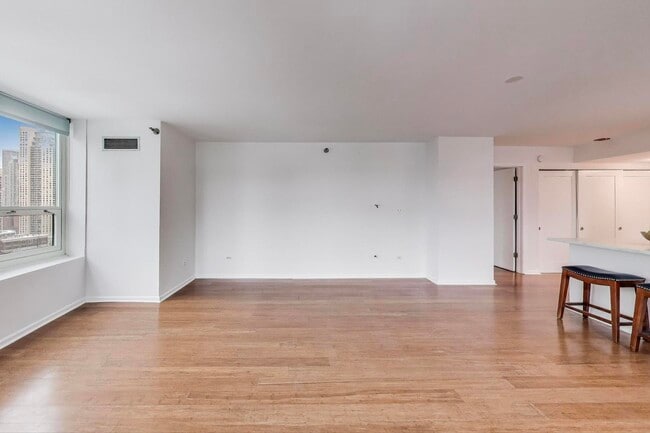 Building Photo - 345 N La Salle Dr