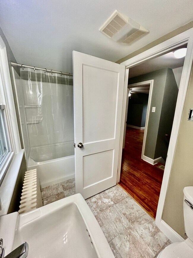 Building Photo - Spacious 3-Bedroom 1.5 Bath Home For Rent ...