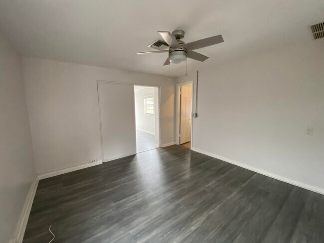 Building Photo - 506 N Broadway