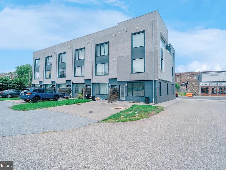 Building Photo - 706 N 7th St