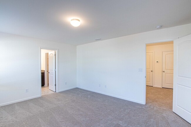 Building Photo - BEAUTIFUL 3BD/2.5BTH Townhome in Belmont a...