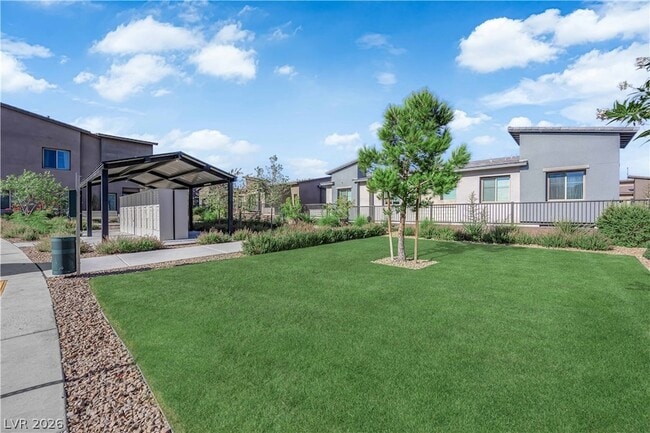Building Photo - 600 N Carriage Hill Dr