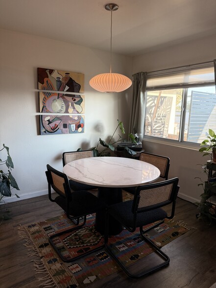 Building Photo - 525 N Sycamore Ave