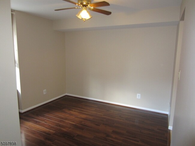 Building Photo - 164 Vista Dr