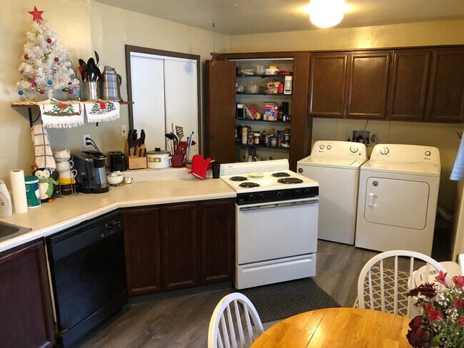 Building Photo - 405 N Hillsdale Dr