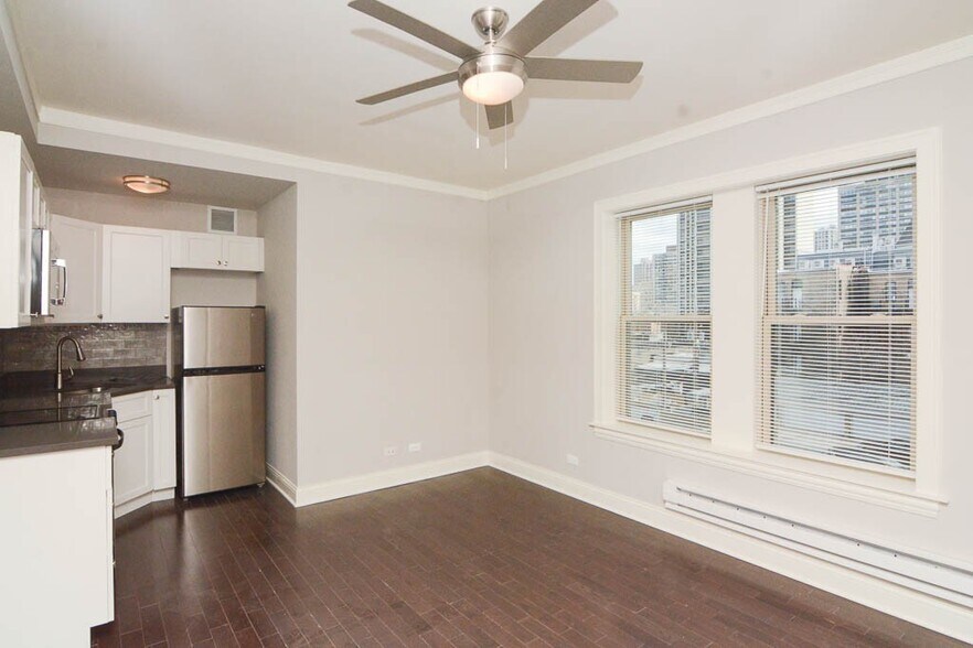 Building Photo - 648 W Wrightwood Ave