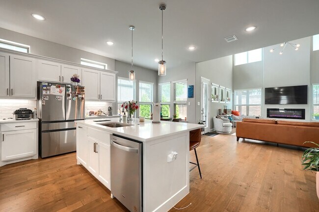 Building Photo - 2446 Bainbridge Dr